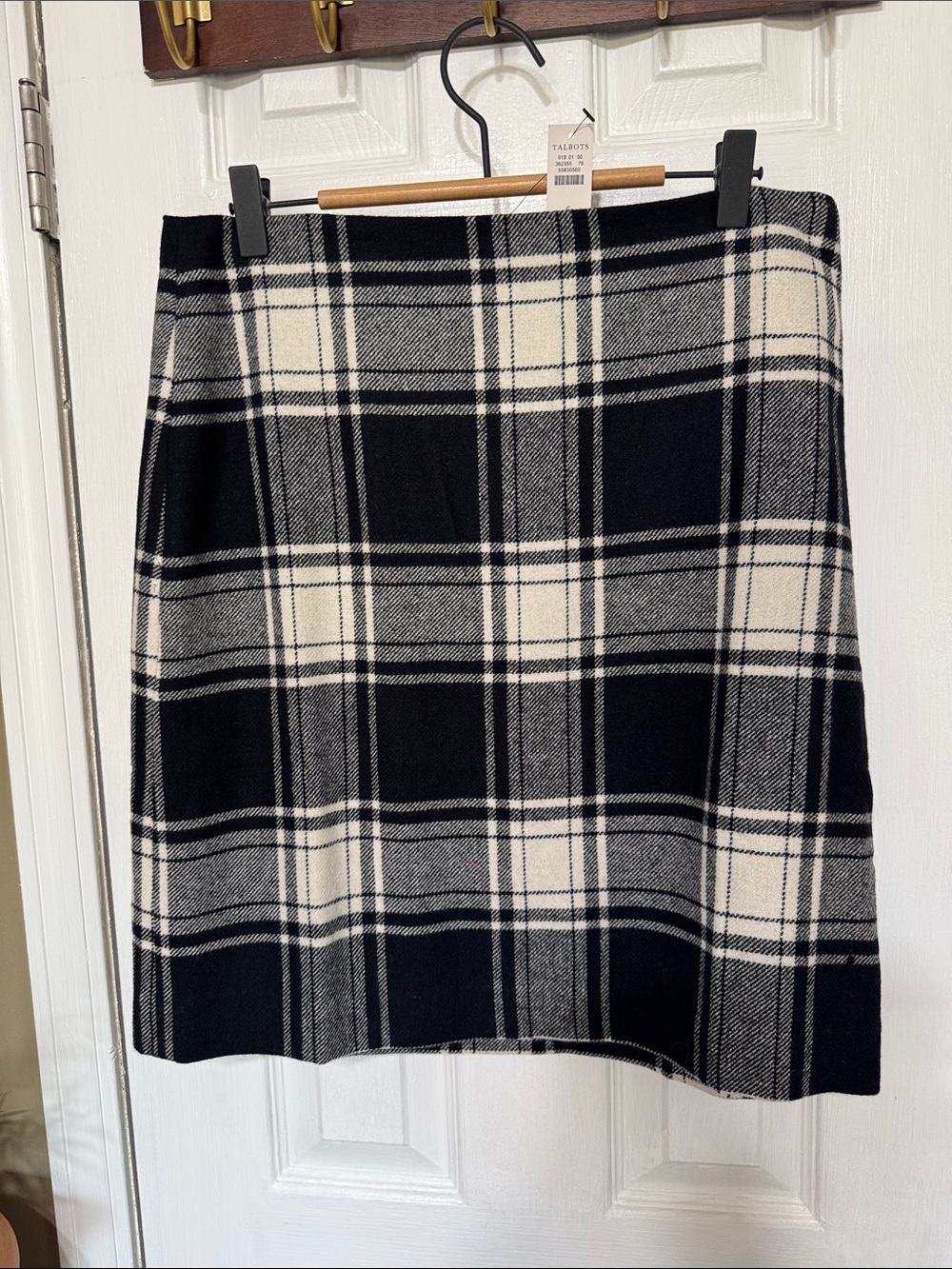 Talbots Black and Cream Plaid Wool Blend A-Line Skirt w 15” l 20.5”
